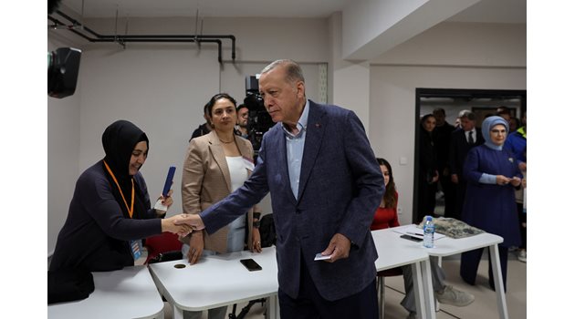 Президентът  Реджеп Ердоган  гласува на изборите 2 в 1 в Истанбул.
СНИМКИ: РОЙТЕРС
