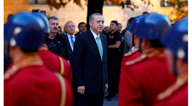 Ердоган поздравява гвардейци пред парламента в Анкара.