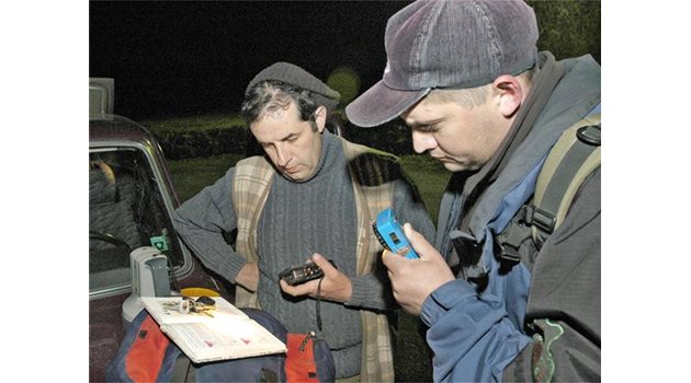ПРЕБРОЯВАНЕ: Еколози подготвят апаратура за слушане на нощни птици.