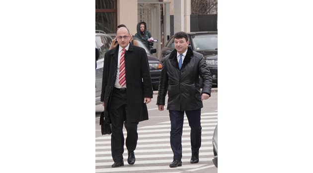 Живко Мартинов (вдясно) с един от адвокатите си - Христо Ботев.