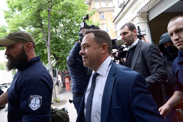 Прокурори извеждат Красимир Живков от министерството.
