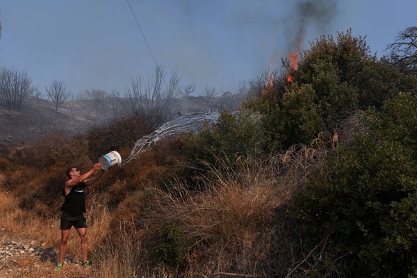 Няколко големи пожара бушуват в Гърция, евакуират хотели
