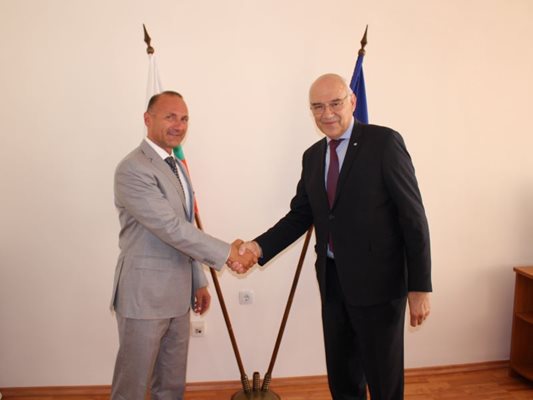 Служебният енергиен министър Росен Христов посреща председателя на КЕВР Иван Иванов.