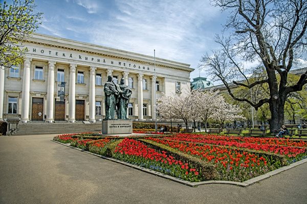 Градинката пред Народната библиотека “Св. св. Кирил и Методий” бе напълно обновена за 24 май 2012 г.