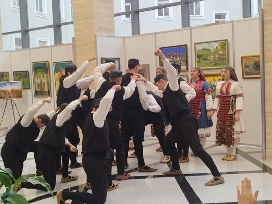 Ученици танцуват в парламента