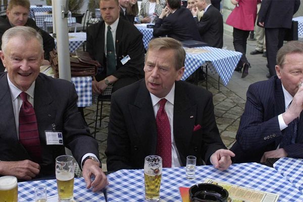 Збигнев Бжежински пие бира с Вацлав Хавел в Братислава на среща на НАТО.
СНИМКА: РОЙТЕРС