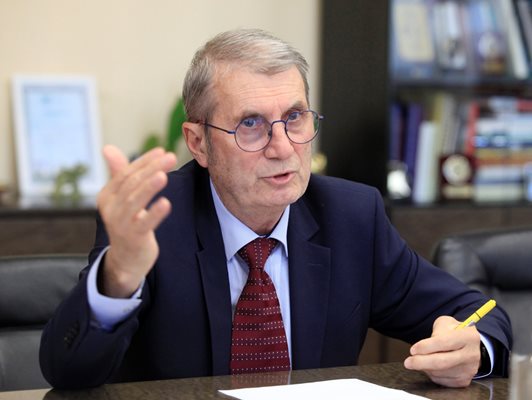 Здравният министър проф. Христо Хинков