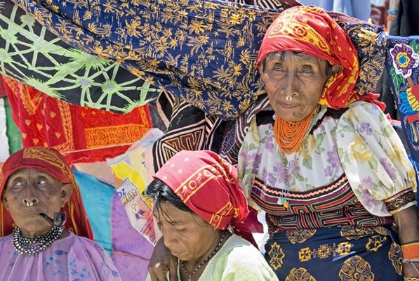 Жените от племето куна носят  колоритни облекла  и перли.