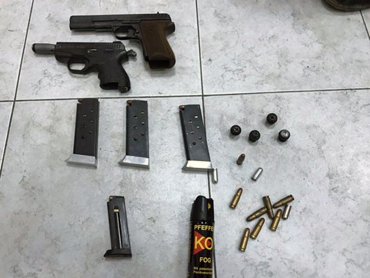 Намереното оръжие в арестувания измамник във Враца. Снимка: МВР.