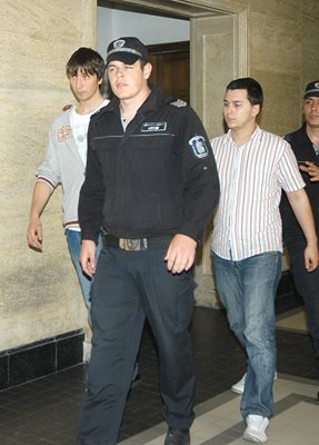 Радослав Кирчев и Александър Георгиев в съда по време на задържането им през 2010 г.