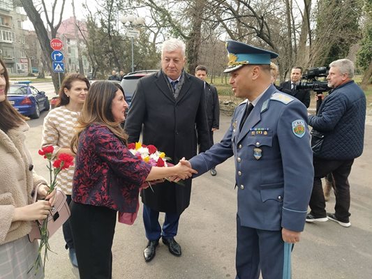 Генерал Явор Матеев се ръкува с Херо Мустафа