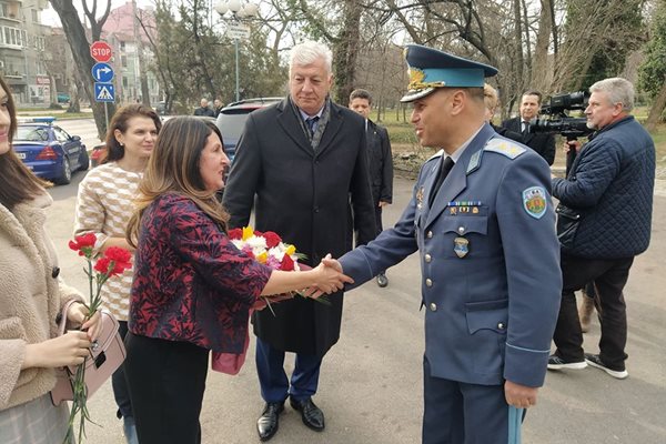 Генерал Явор Матеев се ръкува с Херо Мустафа