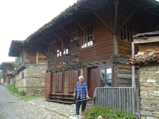 Кинооператорът Петър Момчев, който на 6 август навършва 87 години, живее до днес в 300-годишната си родна къща в Жеравна. В миналото в нея се помещавало килийното училище на селото. 
