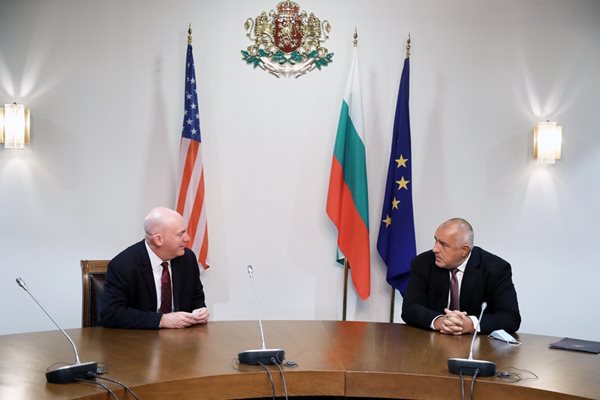 Премиерът Бойко Борисов на среща с помощник държавния секретар на САЩ Кларк Купър настоя за по-бързо реализиране на индустриалното сътрудничество при покупката на американските изтребители.