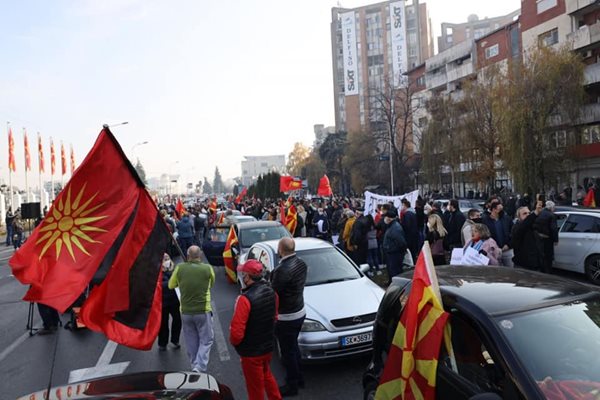 В последните дни протестиращи, подкрепяни от опозицията, се събират в Скопие и искат оставката на премиера Зоран Заев.

СНИМКА: ФЕЙСБУК/АНТОНИО МИЛОШОСКИ