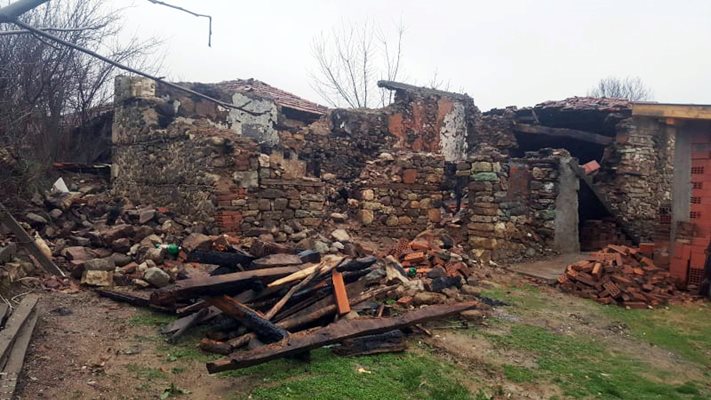 Останките от изгорелия дом