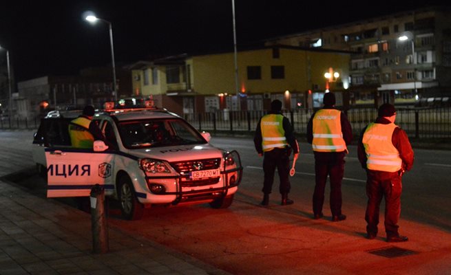 Два камиона пламнаха в монтанско село