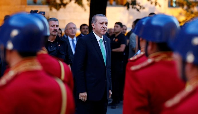 Ердоган поздравява гвардейци пред парламента в Анкара.