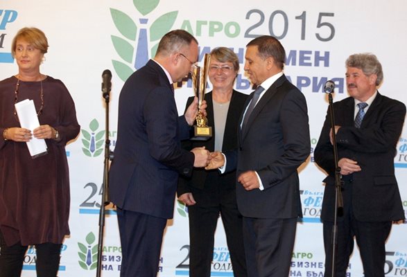 Шефът на фонд “Земеделие” Румен Порожанов връчи наградата за агробизнесмен на 2015 г. на Иван Ангелов от “Градус”.