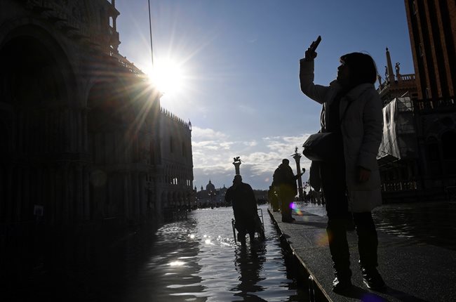  Кметът на Венеция: Градът ни е на колене, наводненията са разрушителни от 50 година насам (Видео, снимки) 