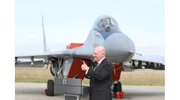 Засега България и САЩ преговарят само за модернизацията на ВВС, стана ясно при посещението на помощник държавния секретар Кларк Купър в Граф Игнатиево.