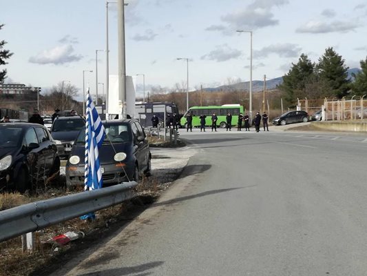 Извадиха 4 полуприпаднали деца, заключени в бг кола в гръцкия град Серес