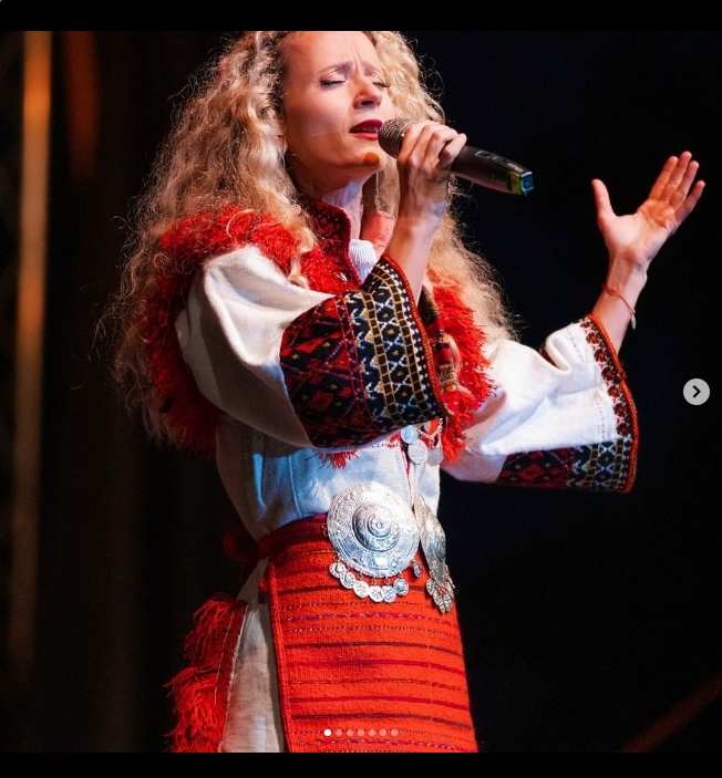 Деси Добрева пее на Белоградчишките скали