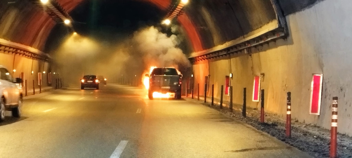 Кола горя в тунел „Витиня“, за час отбиха движението в посока София (Видео)