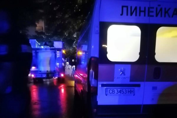 Огнеборците оказали първа помощ на пострадалата жена, преди медиците да я откарат. Снимки: РДПБЗН