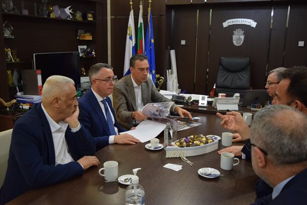Кметът Димитър Николов запознава турската делегация с проекта за изграждане на детска болница в Бургас.