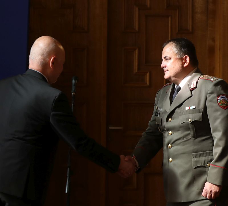 Министър Тагарев награди военнослужещите от 101-ви алпийски полк, които спасиха бедстващи хора в Родопите