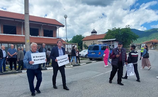 Хората недоволстват, защото живеят в кал от близо 2 години.