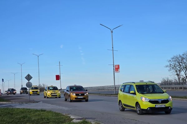 Над 120 таксиметрови шофьори се включиха в протестно шествие, което премина по основни булеварди в град Добрич Снимка: Дияна Райнова