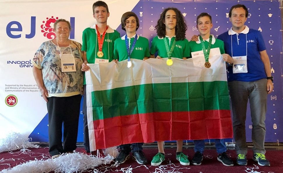 Отборът ни по информатика със снимка за спомен след успешното представяне на Европейската младежка олимпиада по информатика - eJOI 2018.