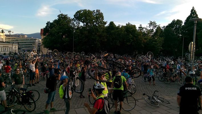 Протесът събра стотици велосипедисти.
