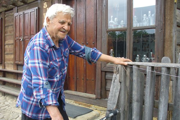 Сред незабравимите спомени в 87-годишния живот на бай Петър от Жеравна е участието му в снимките на филма "Калин Орелът".