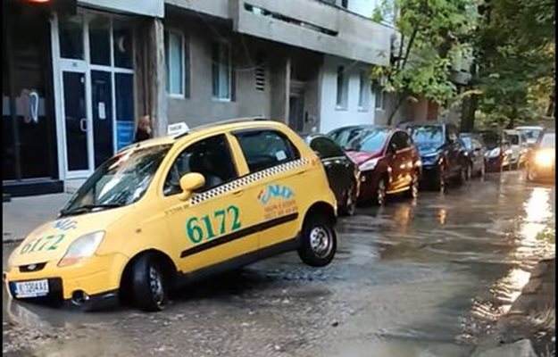 Таксиметров автомобил пропадна в уличва дупка в центъра на Кърджали.