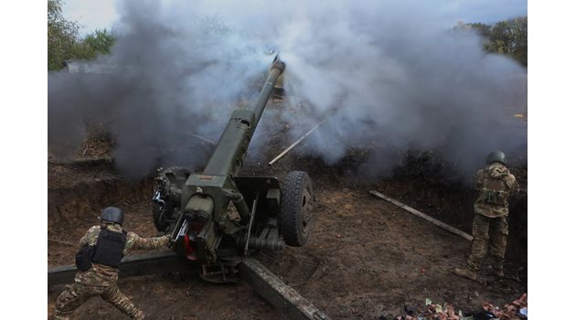 Украински войник обстрелва руски части в Харковска област.

СНИМКИ: РОЙТЕРС