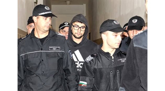 Полицаи водят обвиняемия Иззе към съдебната зала. Снимка РУМЯНА ТОНЕВА