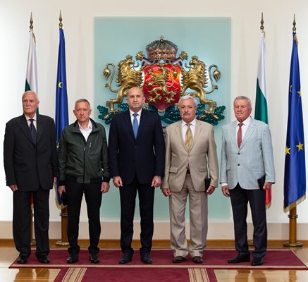 Румен Радев на церемония по връчване на Почетния знак на президента на изявени военни пилоти по повод СНИМКА: Пресцентър на президентството