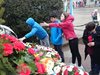 Десетки поднасят цветя пред паметника на Левски в София (Снимки)