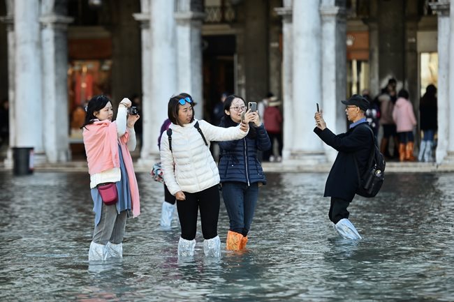  Кметът на Венеция: Градът ни е на колене, наводненията са разрушителни от 50 година насам (Видео, снимки) 