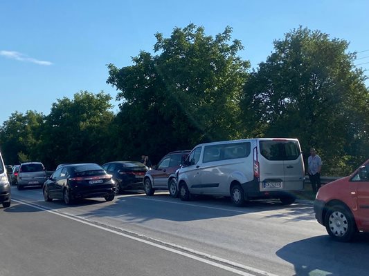 Задръстването и в двете посоки е голямо.