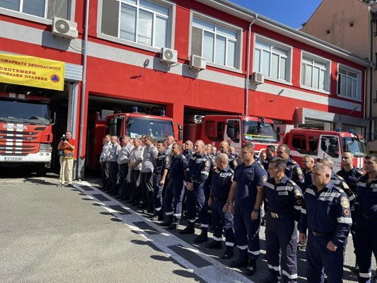 Седмицата на противопожарната охрана започнаха с водосвет и награждаване на отличени служители.