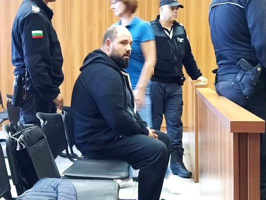 Петков слуша седнал показанията на майка си Гергана в съда.