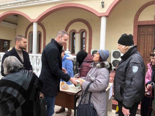 Жители на "Тракия" получиха рибни ястия на празника.


Снимка: кметство "Тракия"