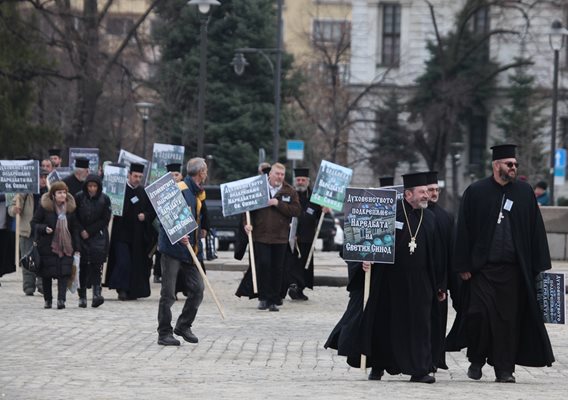 "Духовенството подкрепяме Наредбата на Светия синод" - с такива послания излязоха десетки Божи служители пред "Св. Александър Невски"