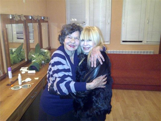 Лили Иванова публикува обща снимка с Мутафова в мрежата, за да й честити празника.

СНИМКА: ФЕЙСБУК
