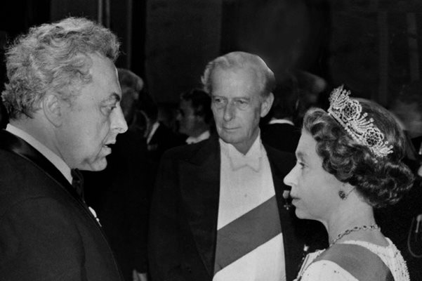 Борис Христов разговаря с кралица Елизабет Втора.