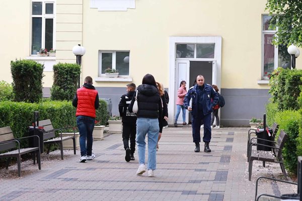 Зрелостниците имат четири часа, за да се справят с въпросите